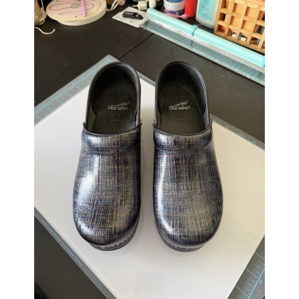 Dansko Women's Professional Black/Silver Crosshatch Leather Clogs 39/8.5 CLEAN
